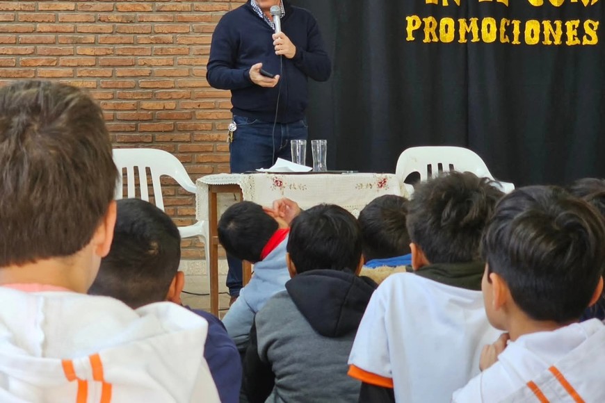 El legislador radical también siguió con el recorrido que en forma continua realiza por distintos distritos del departamento que representa en la Cámara Alta de la Legislatura Santafesina y a continuación se destacan las actividades en las localidades de Gobernador Crespo y Vera y Pintado.