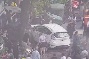 El Ford Fiesta quedó sobre la vereda tras embestir a siete personas en pleno centro cordobés.