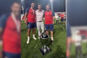 Birollo junto a parte del cuerpo técnico de Unión.