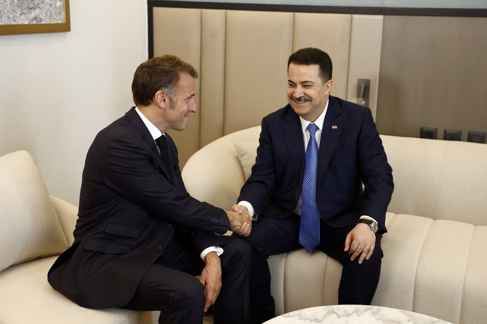 Emmanuel Macron junto a Mohammed Shia al-Sudani, primer ministro de Iraq, este lunes en Egipto. Crédito: Yoan Valat/REUTERS