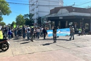 Se movilizaron por las calles de Reconquista los trabajadores de la empresa Algodonera Avellaneda. Juan Carlos Bandeo delegado gremial entrevistado por nuestro medio dijo que la empresa no se sienta a hablar con ellos.

