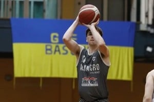 Lucas Andersson, cuando todavía defendía los colores de Almagro y soñaba con llegar a la elite del básquetbol nacional, algo que consiguió.