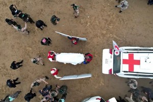 Ataúdes de rehenes fallecidos escoltados por Israel tras entrega a la Cruz Roja en Gaza. Foto: Reuters