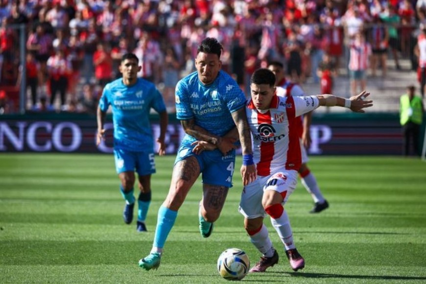 Instituto vs Atlético Tucumán. Fotos: @ATOficial