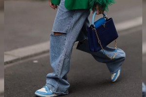 Combinaciones de texturas y maximalismo que renuevan el estilo del jean.