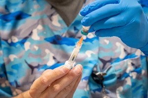 La vacuna triple vírica (MMR) es la forma más eficaz de combatir el sarampión, pero en EEUU no es obligatoria.