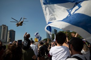 El helicóptero que transporta a los rehenes liberados llega a un hospital. Crédito: Xinhua.