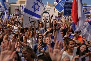 Tel Aviv, 13 de octubre de 2025. Ciudadnos israelíes siguen en la llamada Plaza de los Rehenes  la liberación de los últimos cautivos vivos en manos de Hamás en la Franja de Gaza.