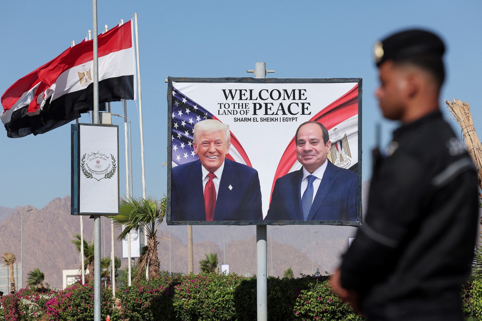 Las gráficas en las calles de Sharm el-Sheikh, Egipto, con Trump y Abdelfatah El-Sisi, presidente egipcio, el anfitrión. Crédito: REUTERS/Mohamed Abd El Ghany