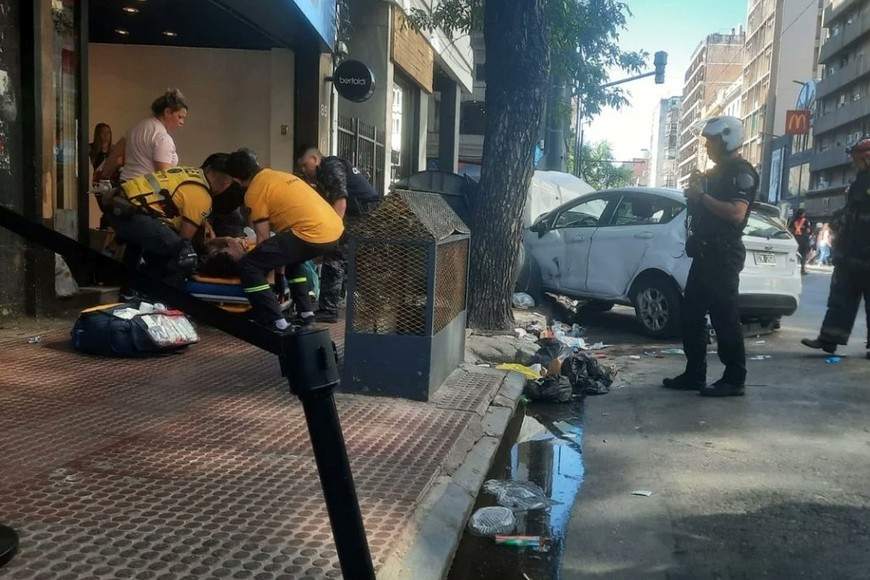 Las ambulancias asistieron a los heridos minutos después del accidente en General Paz y 9 de Julio.