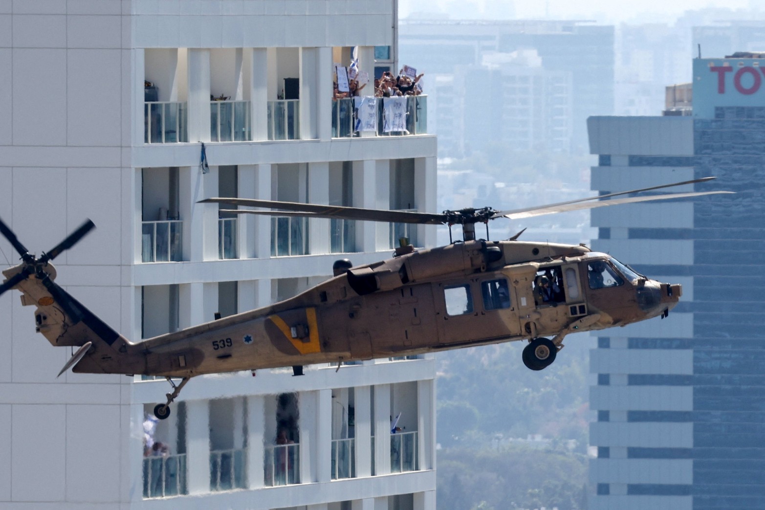 El traslado de los rehenes israelíes se realizó en helicóptero a un total de tres hospitales distintos. Crédito: REUTERS/Ronen Zvulun
