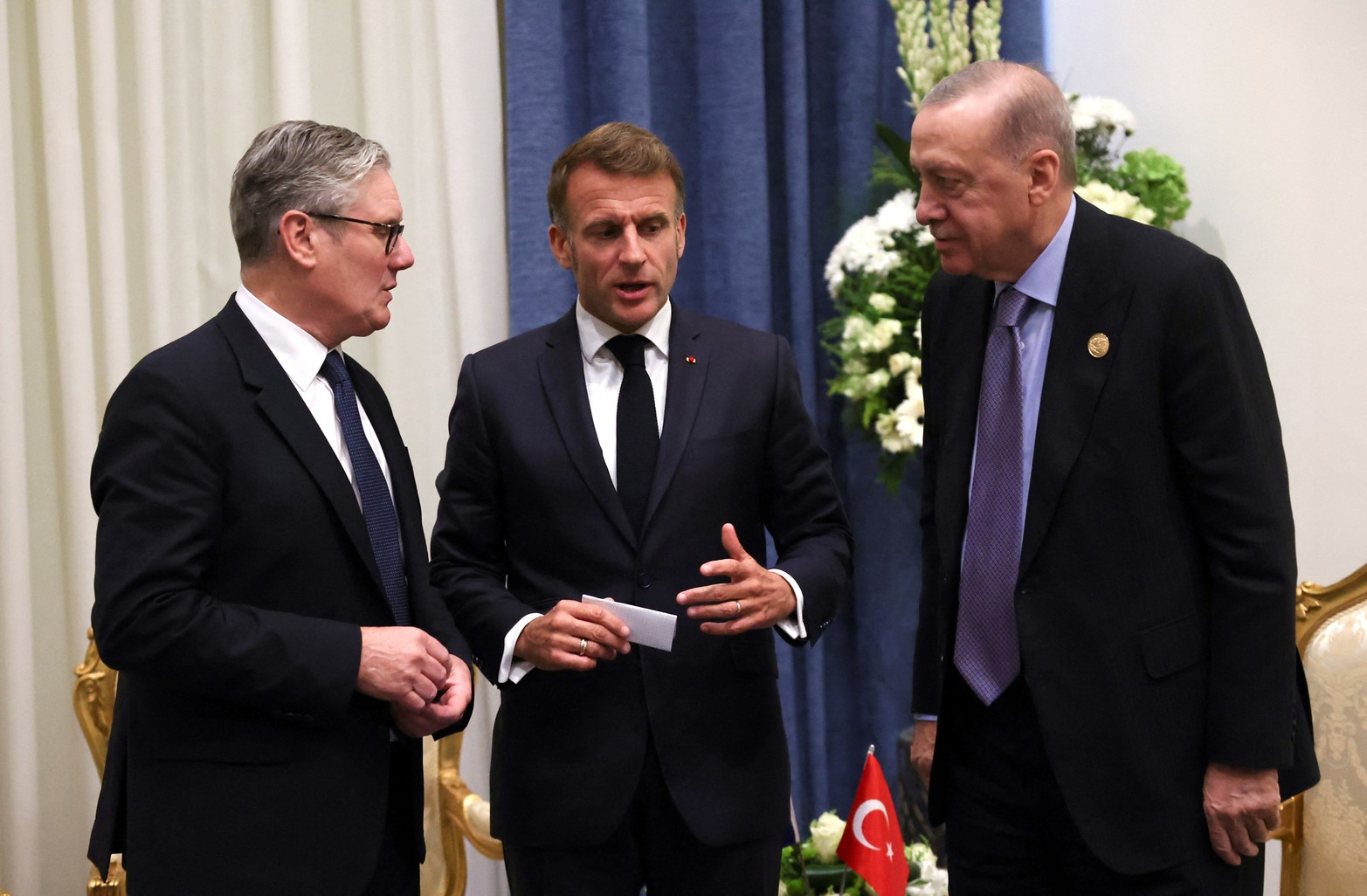Keir Starmer (Reino Unido), Recep Tayyip Erdogan (Turquía) y Emmanuel Macron (Francia) ya están en Egipto para la cumbre en Sharm el-Sheikh por la paz. Crédito: REUTERS/Suzanne Plunkett