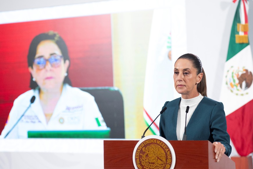 (251013) -- CIUDAD DE MEXICO, 13 octubre, 2025 (Xinhua) -- Imagen proveída por la Presidencia de México de la presidenta mexicana, Claudia Sheinbaum (d),y la titular de la Coordinación Nacional de Protección Civil de México, Laura Velázquez (i-pantalla), participando en la conferencia de prensa matutina, en Palacio Nacional, en la Ciudad de México, capital de México, el 13 de octubre de 2025. A 64 aumentó el número de personas fallecidas en México por las lluvias e inundaciones registradas entre el 6 y el 9 de octubre pasado en los estados de Veracruz, Puebla, Hidalgo y San Luis Potosí, consideradas las más intensas del año en esa región del país, informaron el lunes las autoridades. (Xinhua/Presidencia de México) (rtg) (ah) (ce)