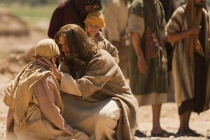 Todo el grupo de leprosos pide ser curado y todos quedan curados, pero solo uno vuelve a decir "gracias".