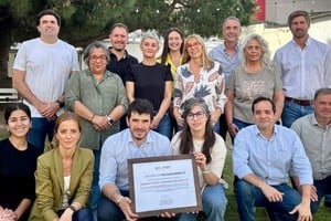 Leonel Chiarella y su equipo de gestión distinguidos por la RIL. Foto: MVT