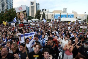 People gather at "Hostages Square" to await the expected return of Israeli hostages, who have been held in Gaza since the deadly October 7, 2023 attack by Hamas, as part of a prisoner-hostage swap and a ceasefire deal between Israel and Hamas, in Tel Aviv, Israel, October 13, 2025. REUTERS/Ronen Zvulun