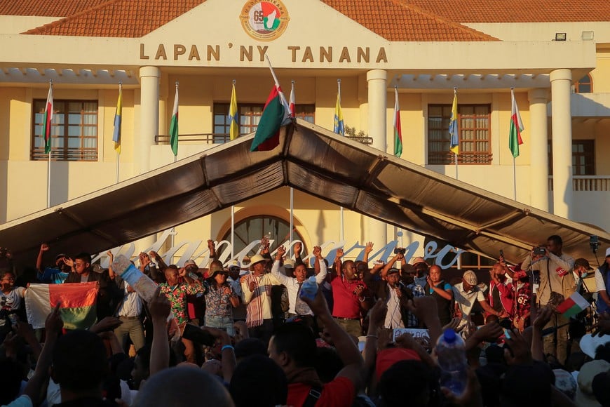 Protesters gesture outside the town hall on Independence Avenue during a nationwide youth-led protest over frequent power outages and water shortages, in Antananarivo, Madagascar, October 13, 2025. REUTERS/Zo Andrianjafy