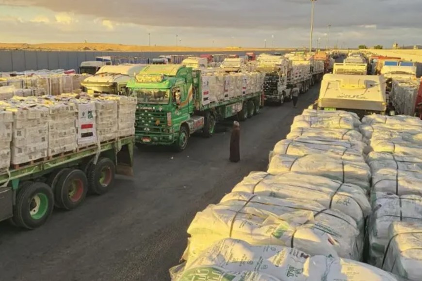 La ayuda humanitaria comenzó a llegar en camiones.