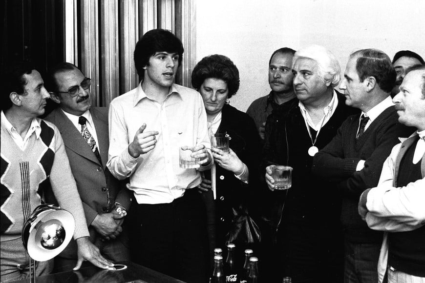 Rubén Rossi acaba de llegar a su casa, en el barrio de Barranquitas, donde lo esperaban su padre (el Pato), su madre y, entre otros, el presidente de Colón de ese momento, Eugenio Marcolín