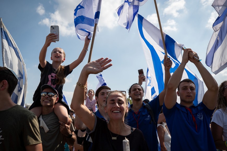 (251013) -- PETAH TIKVA, 13 octubre, 2025 (Xinhua) -- Personas festejan mientras el helicóptero que transporta a los rehenes liberados llega a un hospital, en Petah Tikva, Israel, el 13 de octubre de 2025. El Ejército israelí anunció el lunes que todos los rehenes vivos restantes retenidos por Hamás en Gaza ahora están en Israel, mientras el país ha comenzado a liberar a prisioneros palestinos. (Xinhua/Chen Junqing) (rtg) (ah) (ce)