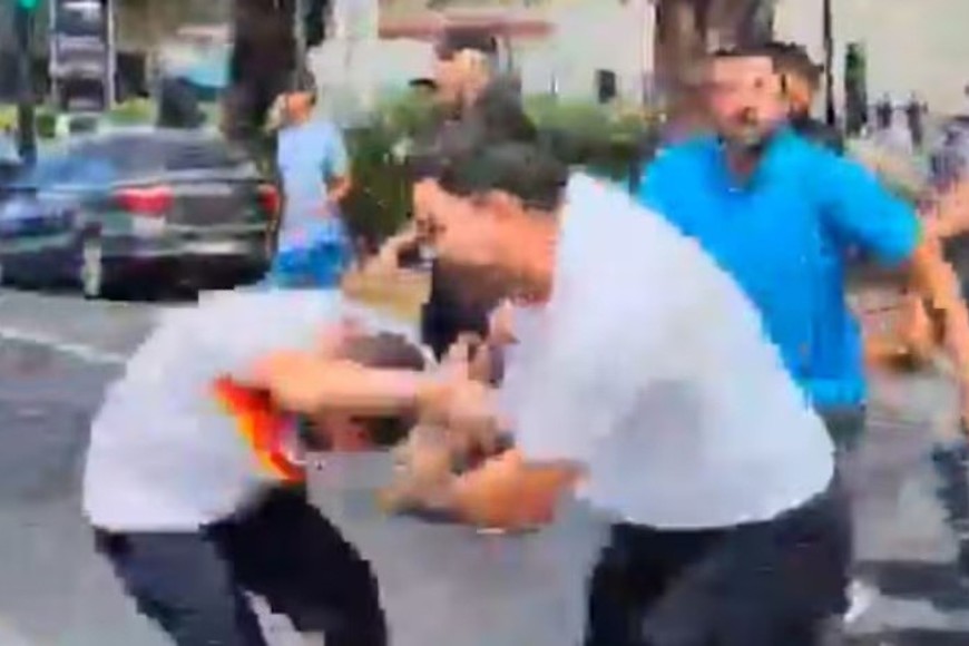 Enfrentamiento viral entre taxistas y conductores de aplicaciones en Aeroparque.