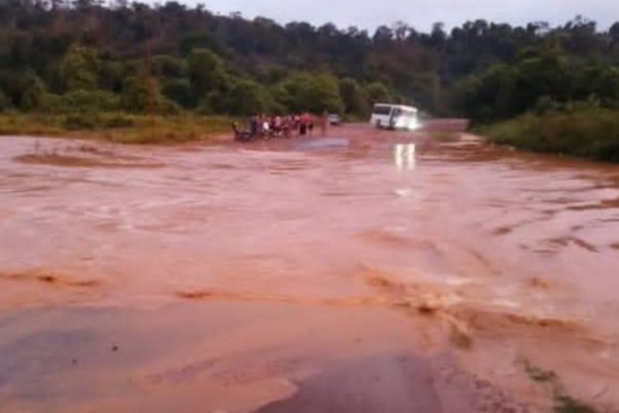 Las fuertes lluvias provocaron la inundación repentina de varios pozos subterráneos en El Callao.