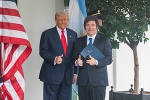 (251014) -- WASHINGTON, 14 octubre, 2025 (Xinhua) -- El presidente estadounidense, Donald Trump (i), da la bienvenida al presidente argentino, Javier Milei, en la Casa Blanca, en Washington, D.C., Estados Unidos, el 14 de octubre de 2025. (Xinhua/Hu Yousong) (jg) (ra) (vf)