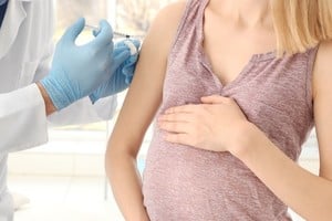 Dirigida a personas embarazadas entre las semanas 32 y 36.6 de gestación.