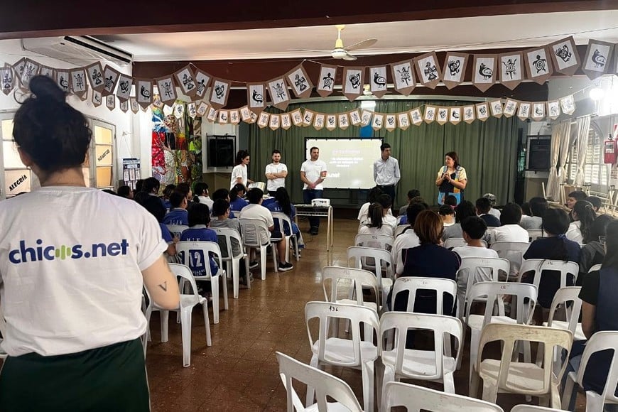 Estudiantes de la escuela Denis participaron de una charla sobre ciudadanía digital y bienestar tecnológico.