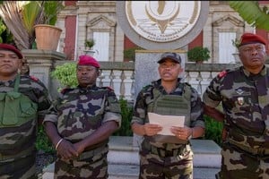 El comandante de CAPSAT, anunciando que las fuerzas armadas toman el control del país, este 14 de octubre.