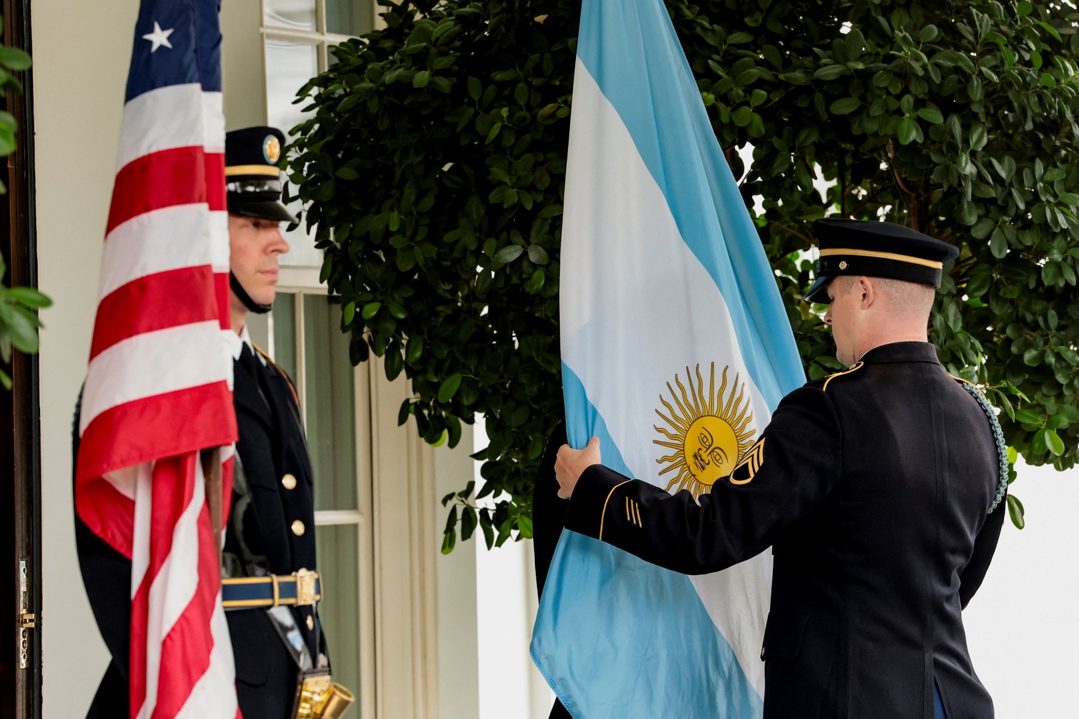La Casa Blanca recibió con honores a la delegación argentina.