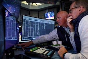 Traders work on the floor at the New York Stock Exchange (NYSE) in New York City, U.S., August 26, 2025.  REUTERS/Brendan McDermid