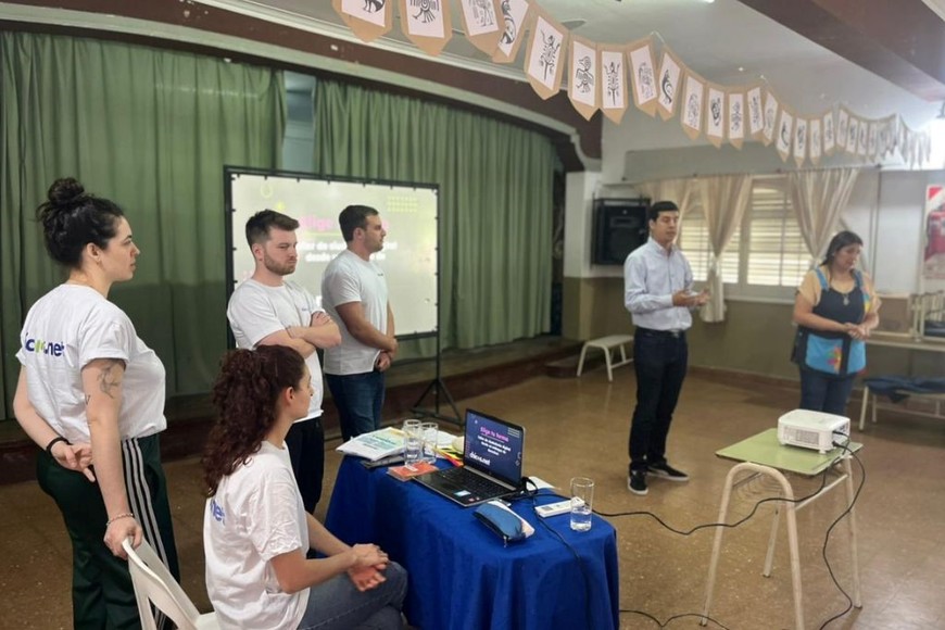 El concejal Julián Martínez junto a Julián D’Atri, de chicos.net, encabezaron el primer encuentro del ciclo.