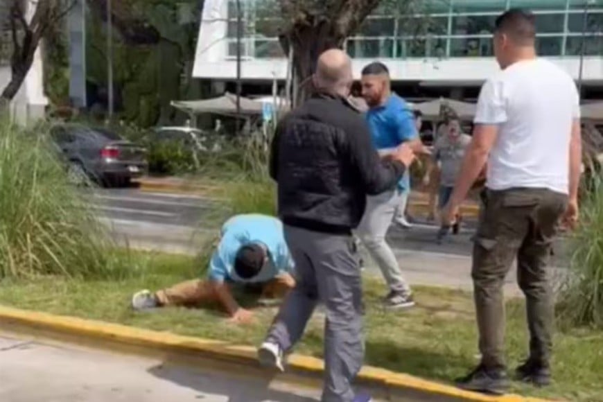 Enfrentamiento viral entre taxistas y conductores de aplicaciones en Aeroparque.