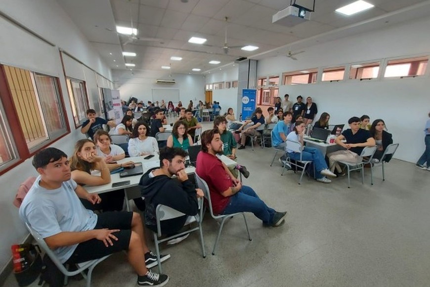 Durante 28 horas seguidas, los estudiantes trabajaron por grupos para resolver distintos planteos con creatividad e innovación. Foto: Gentileza