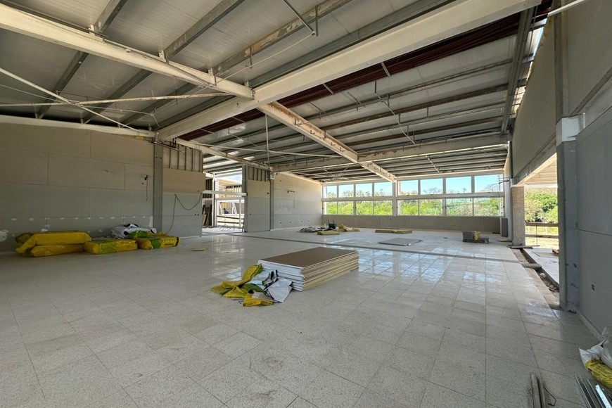 Desde Obras Públicas dijeron que actualmente los trabajos continúan avanzando en veredas exteriores, cerramientos del predio, instalación eléctrica y de sanitarios.