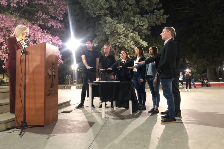 La jura colectiva simboliza la adhesión de la ciudad y su comunidad a los principios y derechos establecidos en la Constitución reformada, marcando un nuevo tiempo en la vida política e institucional.