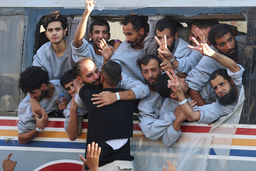 Freed Palestinian prisoners released by Israel as part of a hostages-prisoners swap and a ceasefire deal between Hamas and Israel, gesture,  in Khan Younis in the southern Gaza Strip, October 13, 2025. REUTERS/Ramadan Abed     TPX IMAGES OF THE DAY
