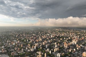 Un frente de tormenta avanza sobre la ciudad de Santa Fe y pronto el día se vuelve “noche”.

Fernando Nicola.