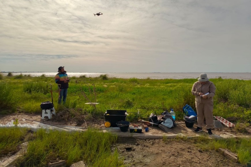 Vista del equipo durante las jornadas de excavación junto a la laguna. El avance del agua obligó a realizar tareas urgentes de recuperación del material arqueológico.PH: Internet