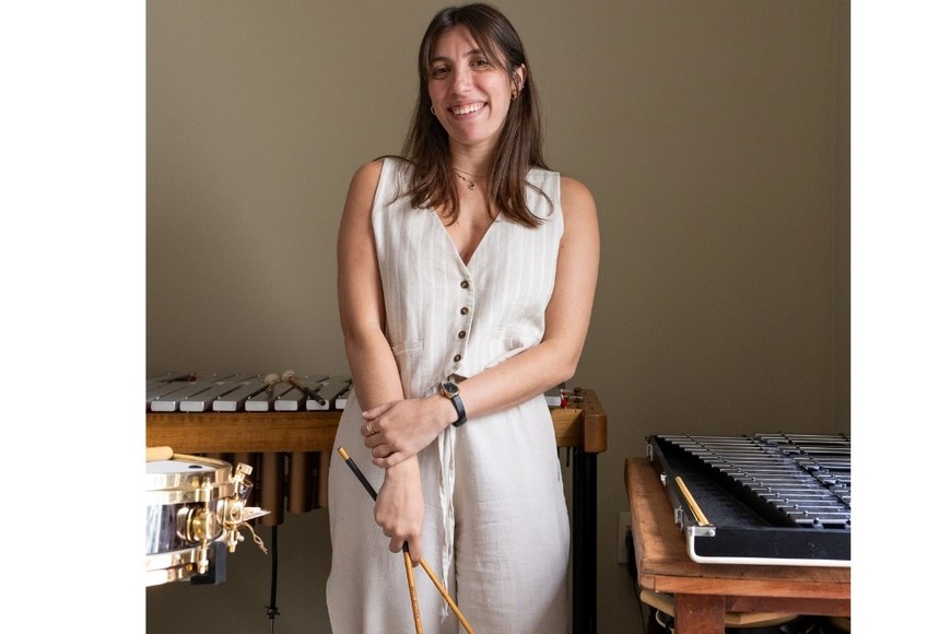 Su llegada a la percusión fue intuitiva y marcada por la curiosidad y la pasión. Crédito: Lucía Puebla.