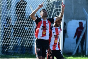 Albarracín, gol y festejo. Colón de San Justo va por todo. En pocos días comienza su participación en el torneo Federal Amateur. Crédito: El Litoral.