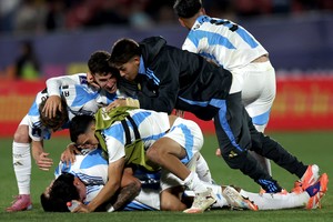 Soccer Football - FIFA World Cup U-20 - Semi final - Argentina v Colombia - Estadio Nacional, Santiago, Chile - October 15, 2025
Argentina's Milton Delgado celebrates with teammates after the match REUTERS/Pablo Sanhueza