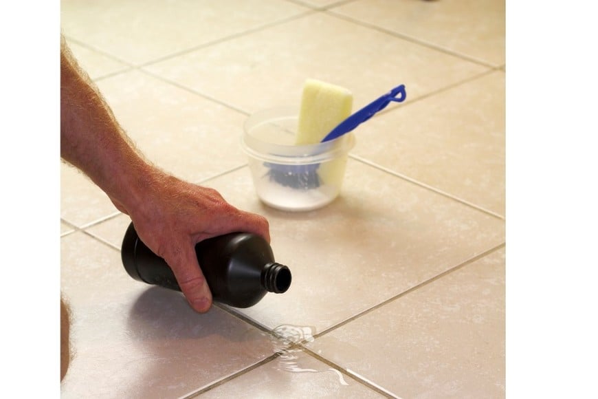 Aprovechar las propiedades oxidantes del peróxido de hidrógeno y la acción abrasiva y antiséptica de la sal.