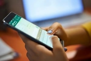 Tener conexión en el “celu”, servicio esencial. Aún hay déficits. Crédito: Archivo