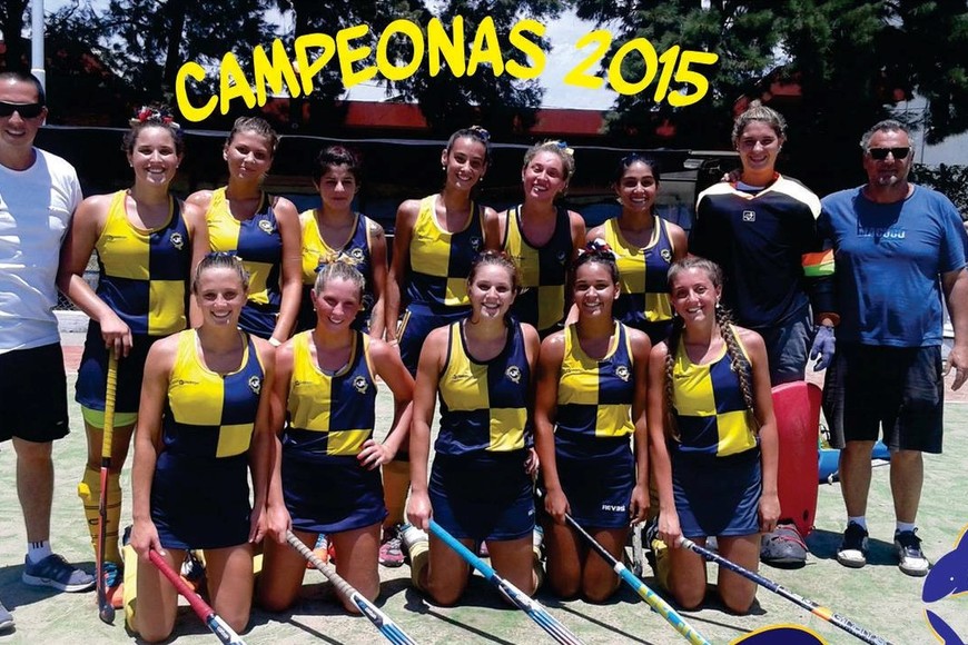 El Quillá campeón. En 2015, la Sub 18 de las Tiburonas se consagró campeona del Torneo de la ASH; Stefanía Antoniazzi (abajo, primera desde la izquierda), con 15 años, formó parte de ese plantel dirigido por el "Perro" Fernández (parado, primero desde la derecha).