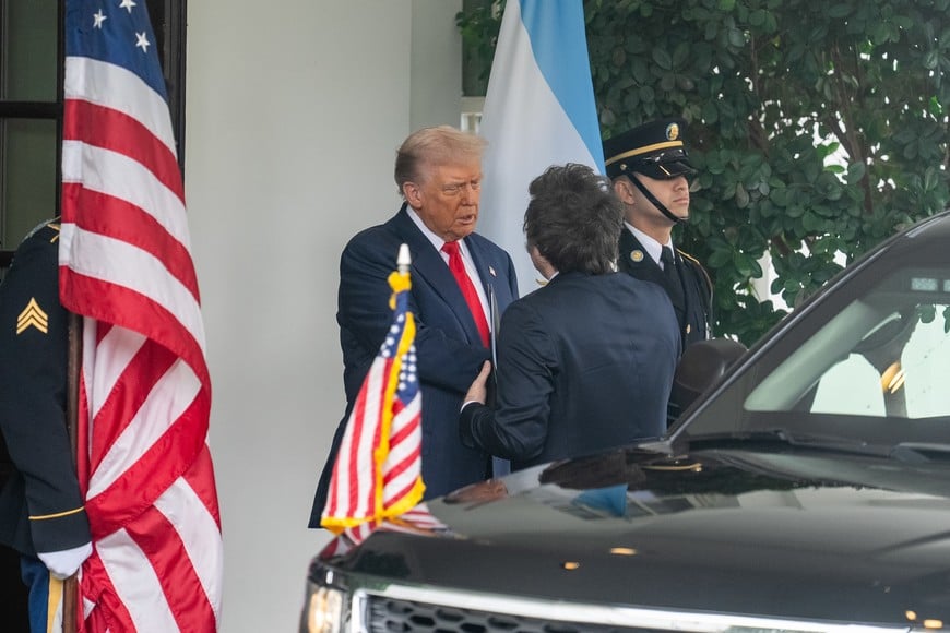 (251014) -- WASHINGTON, 14 octubre, 2025 (Xinhua) -- El presidente estadounidense, Donald Trump (i), da la bienvenida al presidente argentino, Javier Milei (2-d), en la Casa Blanca, en Washington, D.C., Estados Unidos, el 14 de octubre de 2025. (Xinhua/Hu Yousong) (jg) (ra) (vf)