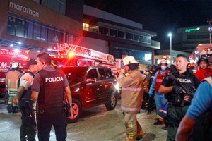 (251014) -- GUAYAQUIL, 14 octubre, 2025 (Xinhua) -- Elementos de seguridad y bomberos trabajan en el lugar donde se registró la explosión de un coche bomba, en la ciudad de Guayaquil, en el suroeste de Ecuador, el 14 de octubre de 2025. Al menos una persona murió y otras dos resultaron heridas el martes al explotar un coche bomba en los exteriores de un centro comercial de Guayaquil, confirmó el Cuerpo de Bomberos de la ciudad costera. (Xinhua/Str) (rl) (vf) (ce)