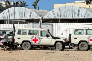 Los últimos dos cuerpos de rehenes encontrados por Hamás fueron trasladados a Israel por medio de la Cruz Roja.