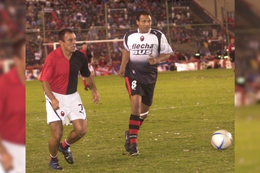 Su última vez en Colón. El nacido en Cabo Verde, Adriano Tomás Custodio Mendes y el "Loco" Gabriel González el día que Colón armó su fiesta por los 100 años en el Cementerio de los Elefantes. "Tengo que volver a Santa Fe", dice el moreno